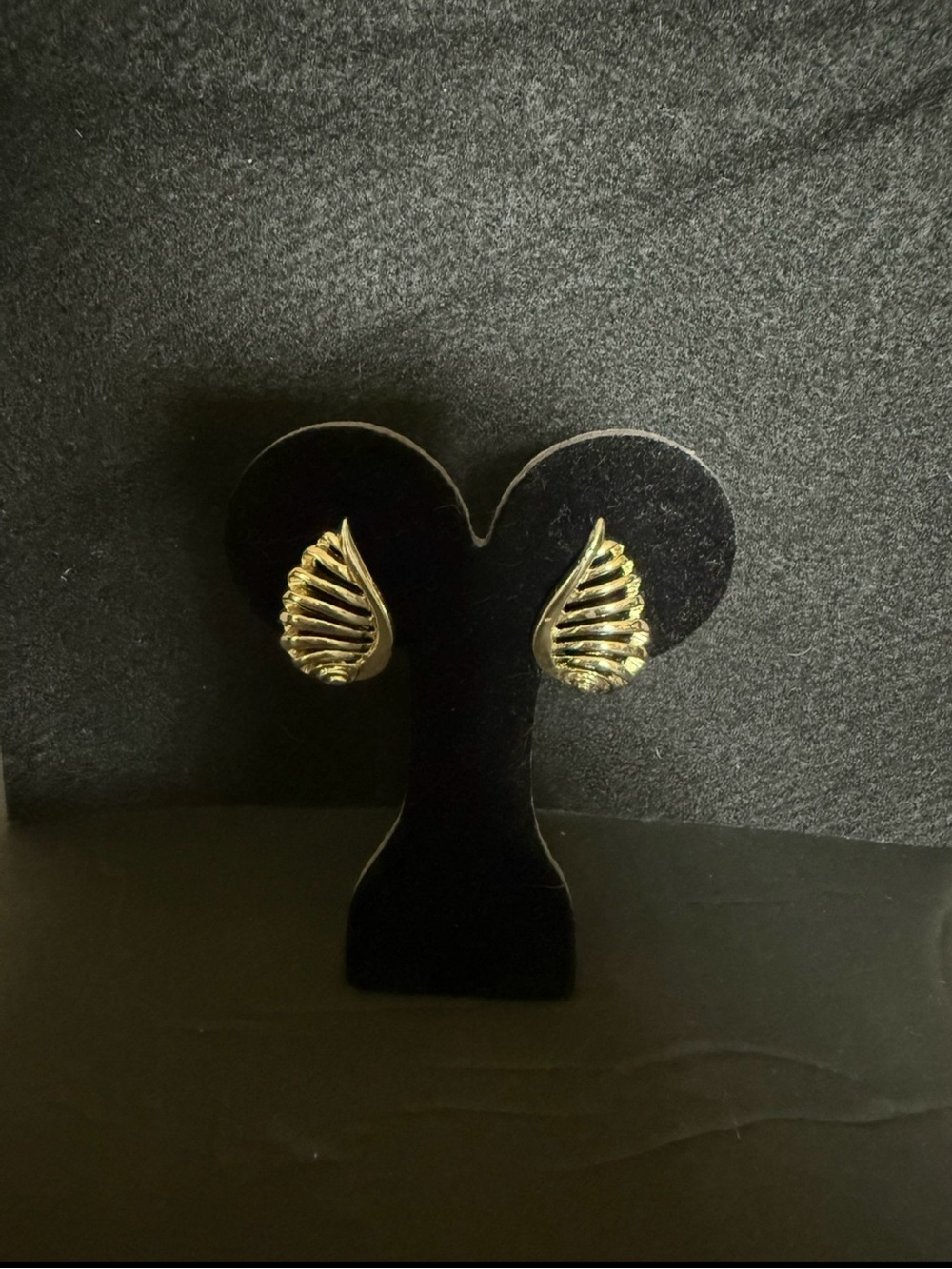 Vtg. Lisner Goldtone Seashell Clip On Earrings